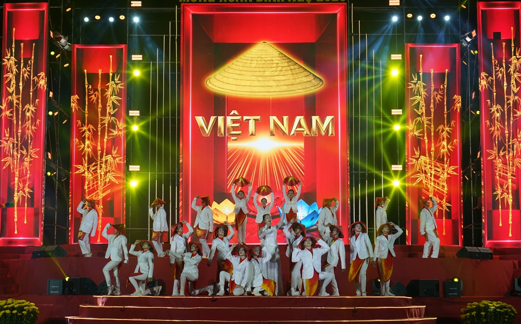 Tiết mục nghệ thuật được dàn dựng công phu, trình diễn ấn tượng tại chương trình nghệ thuật.